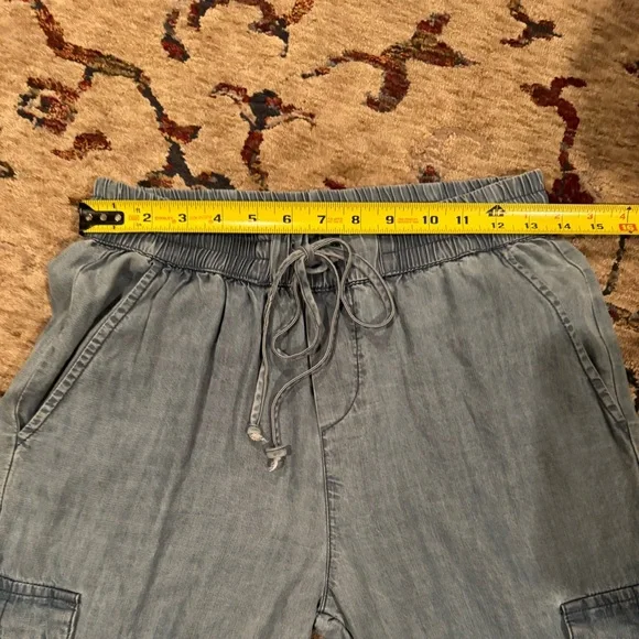 Dress Forum Los Angeles Women’s Light Wash Denim Cargo Joggers - Picture 7 of 12